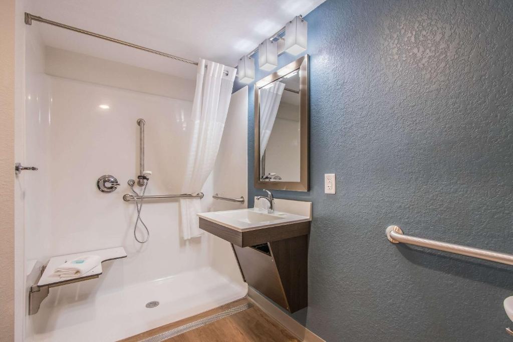 Двухместный (Queen Room  with Roll-In Shower - Disability Access/Non-Smoking), WoodSpring Suites Doral Miami Airport