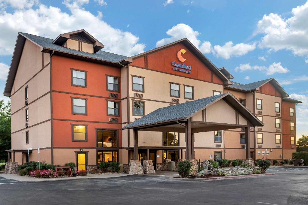 Comfort Inn & Suites Branson Meadows image