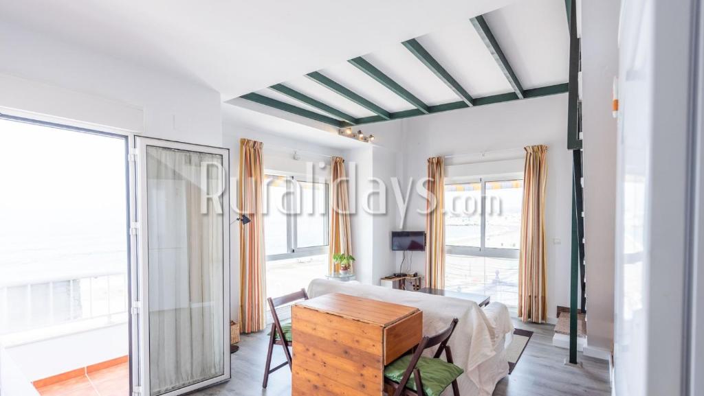 First line beach apartment photo 2