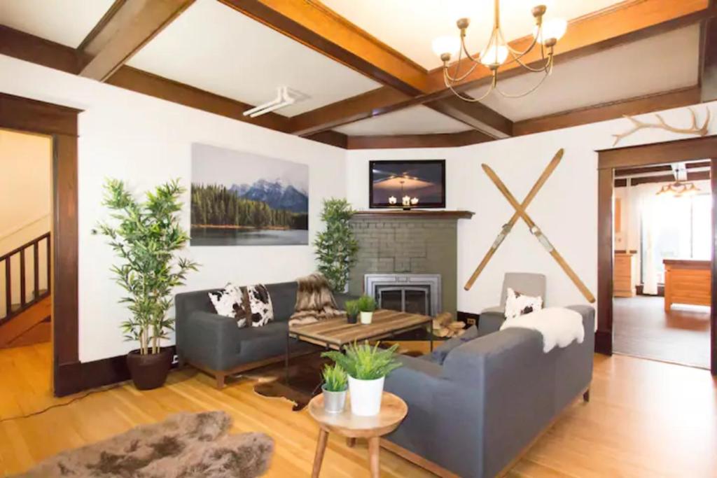 Banff's Rocky Mountain House photo 1