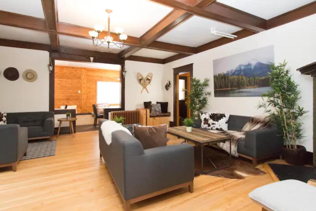 Banff's Rocky Mountain House photo 2