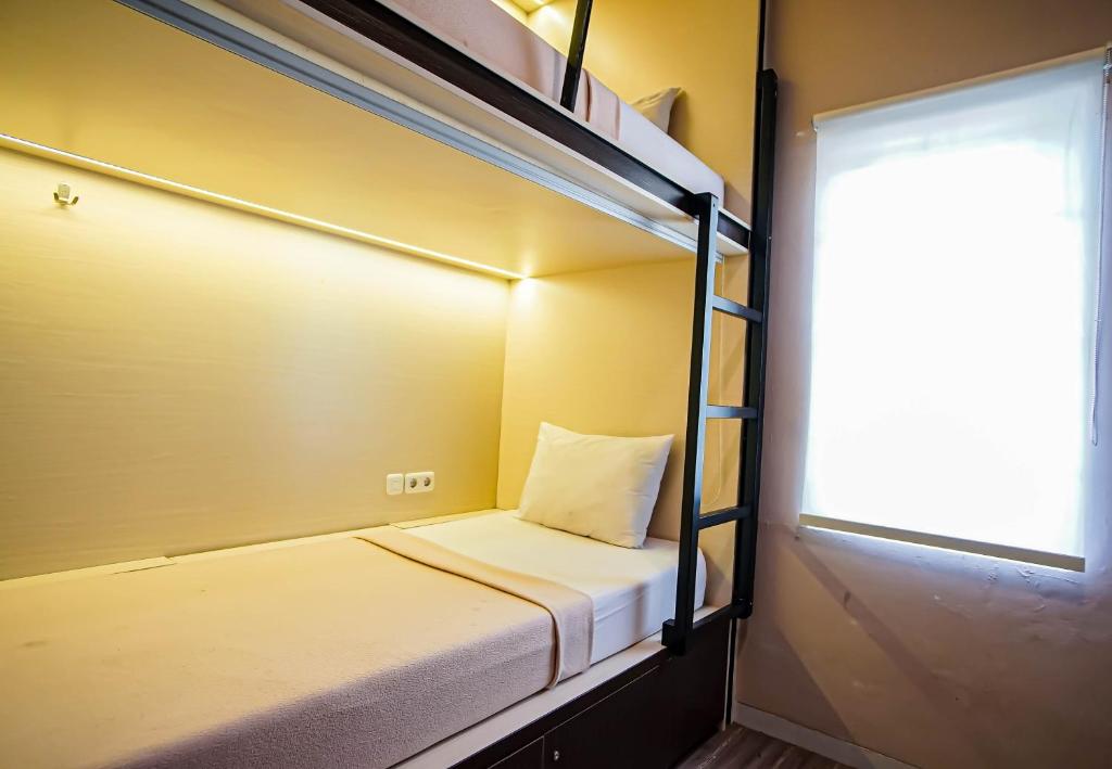 Номер (Односпальная кровать в общем номере для мужчин и женщин), RedDoorz @ BB Hostel Canggu