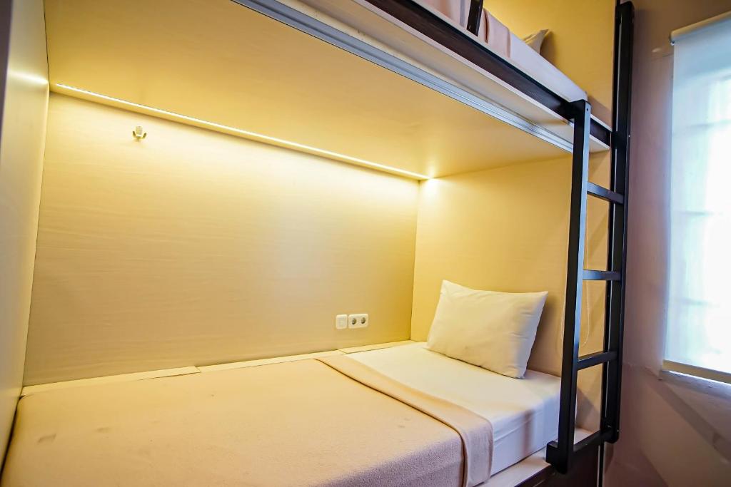 Номер (Односпальная кровать в общем номере для мужчин и женщин), RedDoorz @ BB Hostel Canggu