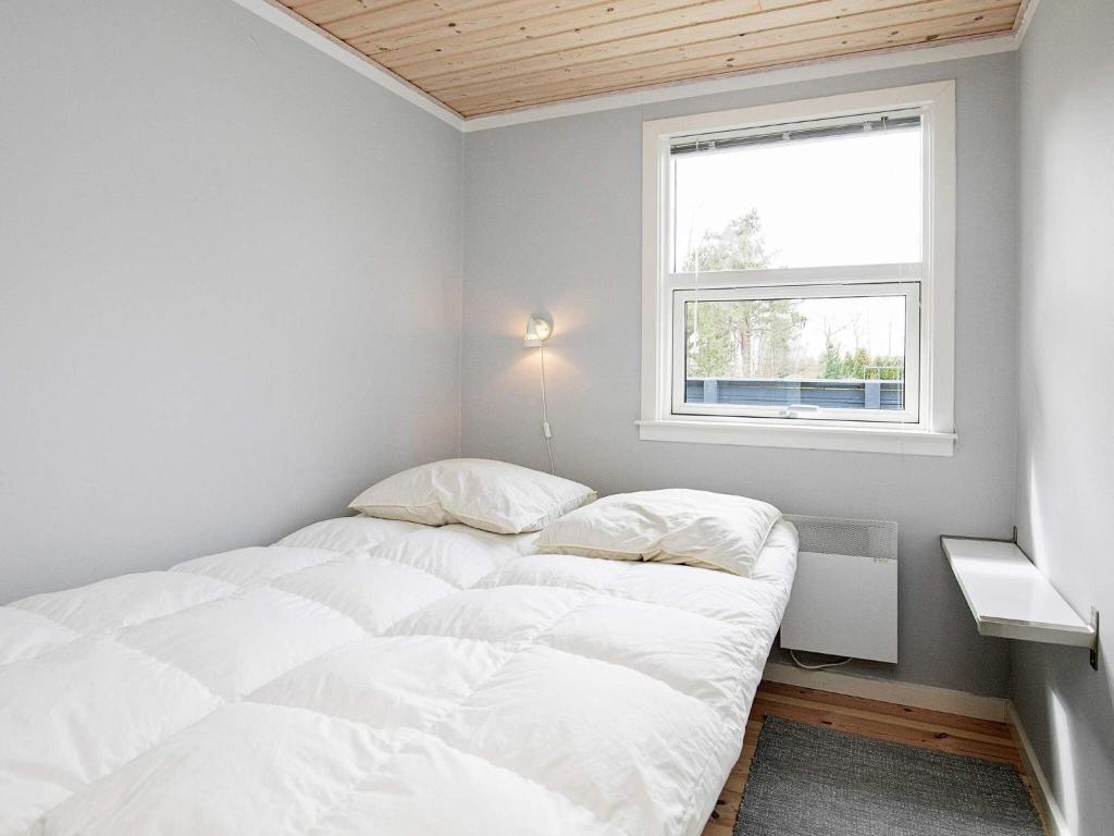 Three-Bedroom Holiday home in Væggerløse 6 photo 4