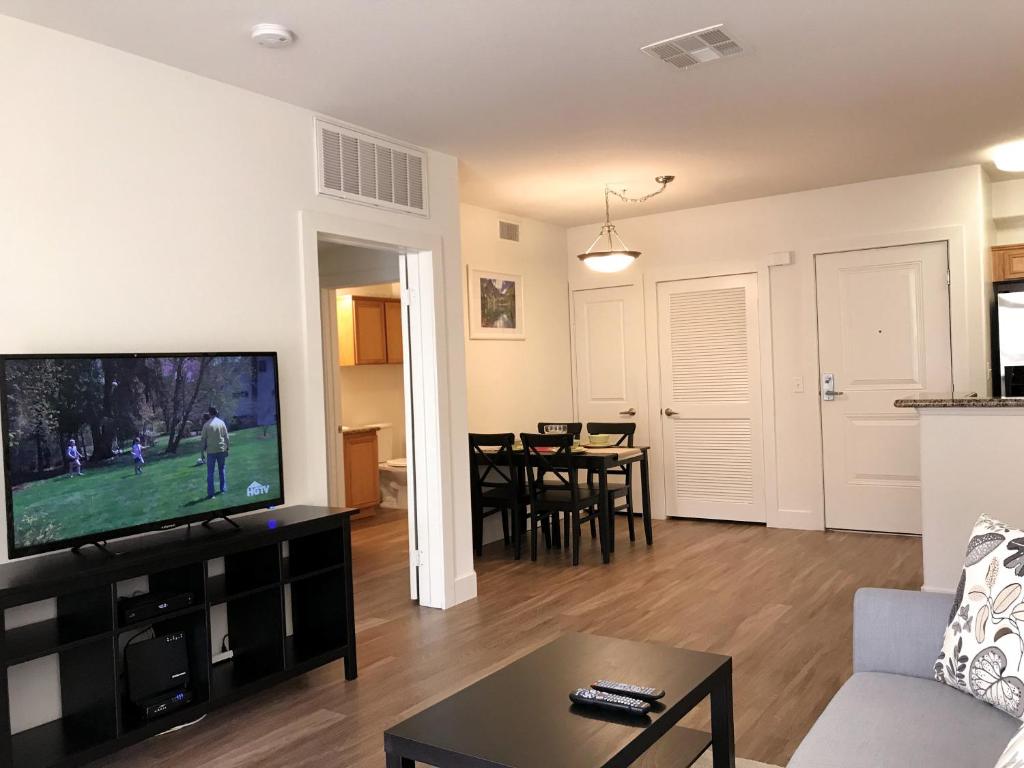 Perfect Apt near UCLA w Parking Gym Pool WIFI in Westwood B3 photo 3