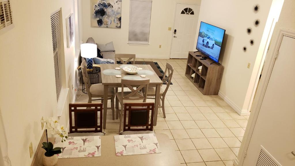Modern House Minutes from Downtown Gainesville, UF, VA & More! image