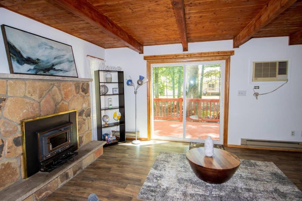 Entire 3 Bedroom Adventure Chalet, Near the best of the Poconos photo 2