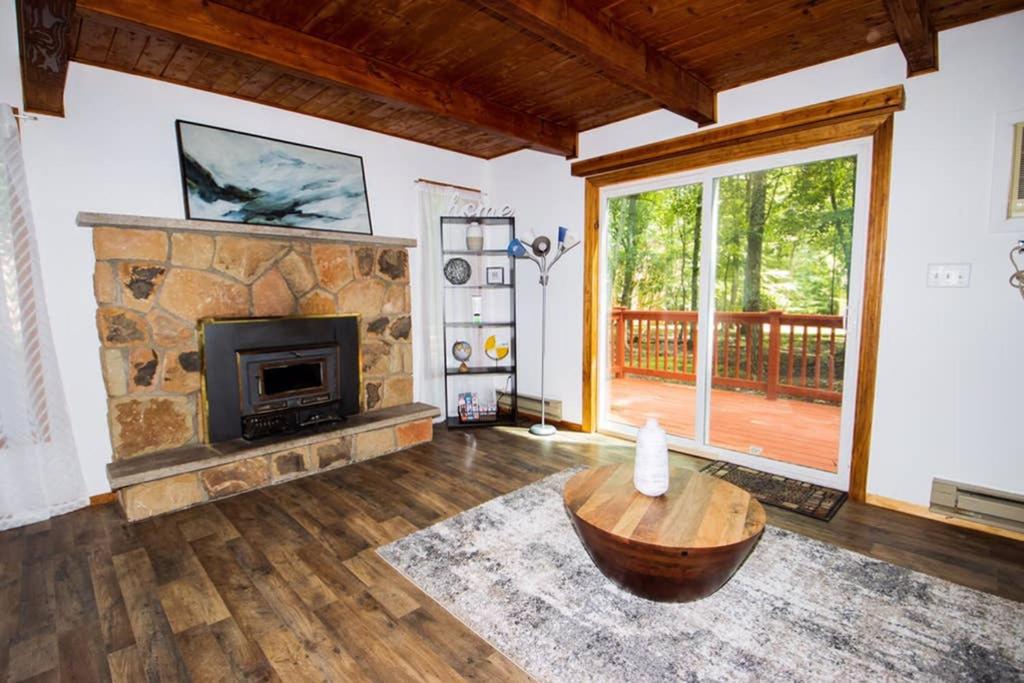 Entire 3 Bedroom Adventure Chalet, Near the best of the Poconos photo 3