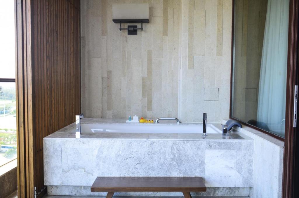 Двухместный (Классический номер с кроватью размера «king-size»), InterContinental Sanya Haitang Bay Resort
