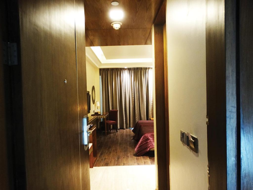 Двухместный (Club Twin Room - Non-Smoking with Happy Hours (1+1),15% Discount on F&B,INR 500 Spa Credit, Early check-in for 03 Hours and Late checkout for 03 Hours), Ramada Gurgaon Central