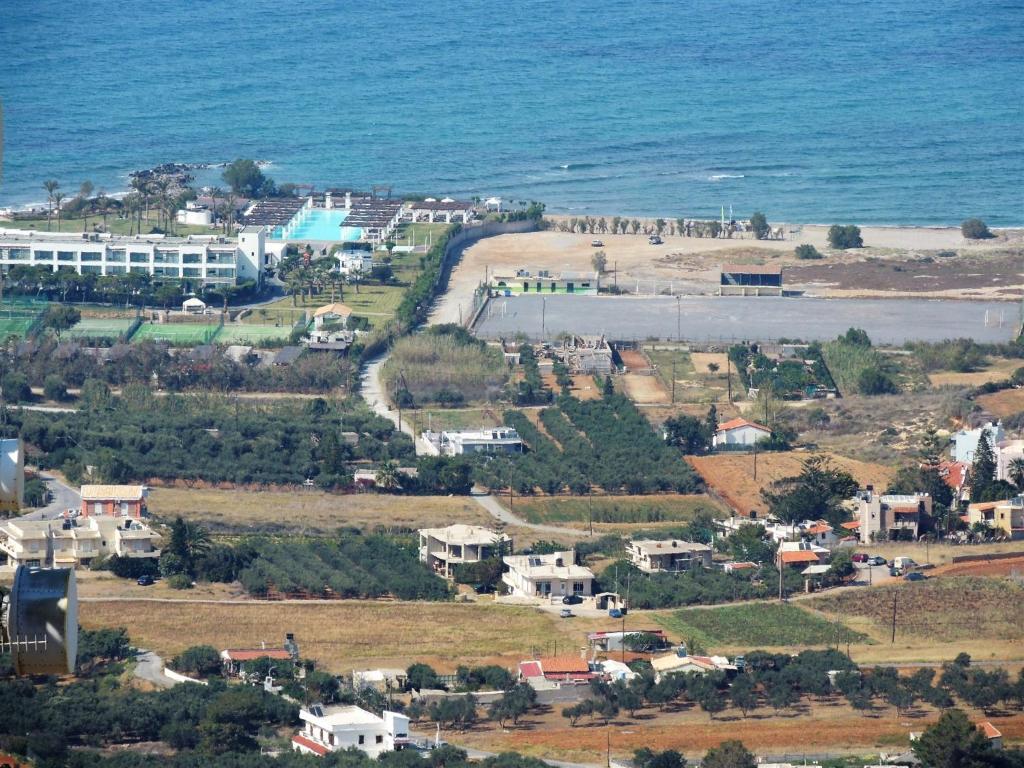 Manos Housing Units photo 1
