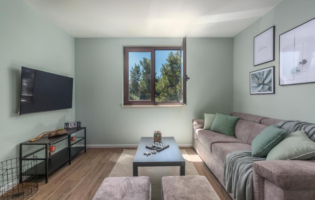 JUST RENOVATED stylish 2 bedrooms apartment only a few steps from the beach! photo 1
