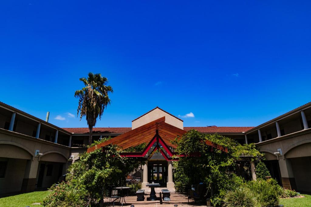 Vineyard Court Designer Suites Hotel image