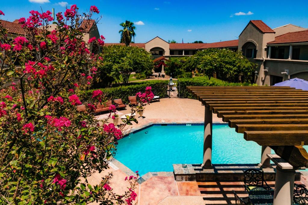Vineyard Court Designer Suites Hotel photo 1