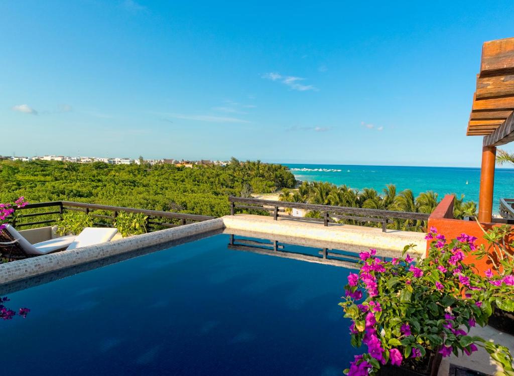 Апартаменты (La Divina Two Bedroom Penthouse Suite with Rooftop and Private Pool), La Divina by Aldea Thai