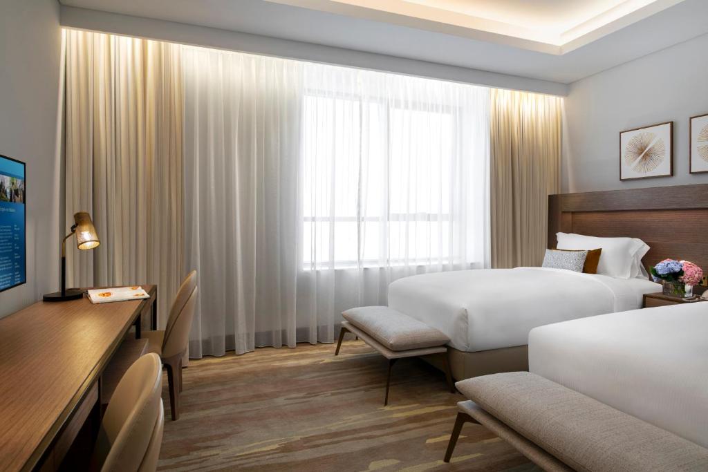 Сьюит (Люкс с 2 спальнями, вид на бассейн), Отель Al Jaddaf Rotana Suite Hotel