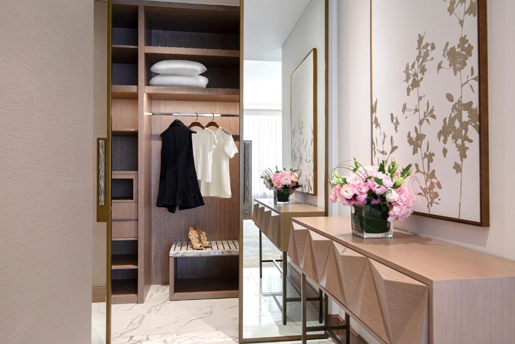 Сьюит (Люкс с 2 спальнями, вид на бассейн), Отель Al Jaddaf Rotana Suite Hotel