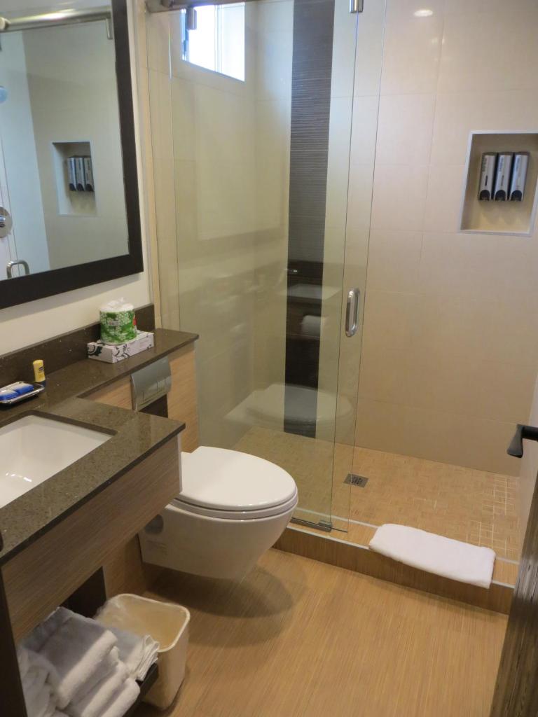 Glenrock Inn & Suites Glendale - Tap to explore photos