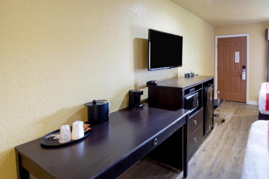 Woodridge Inn and Suites photo 2