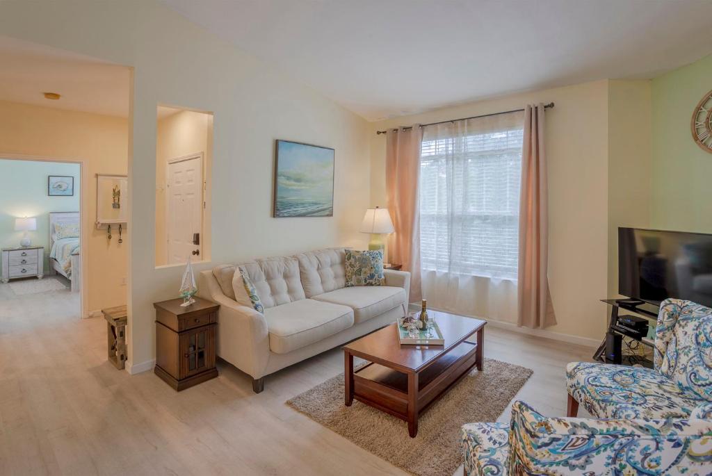 WFH Away from Home! FREE Wi-Fi and Parking, 4mi to Clearwater Beach image