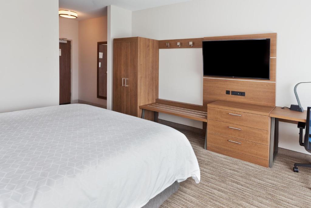 Holiday Inn Express & Suites - Fayetteville, an IHG Hotel photo 4