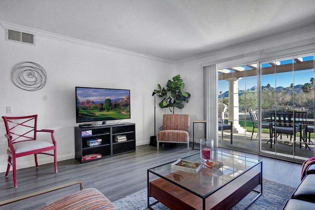 Our Mesquite-Refreshed 1st floor nature preserve & mtn view condo! image
