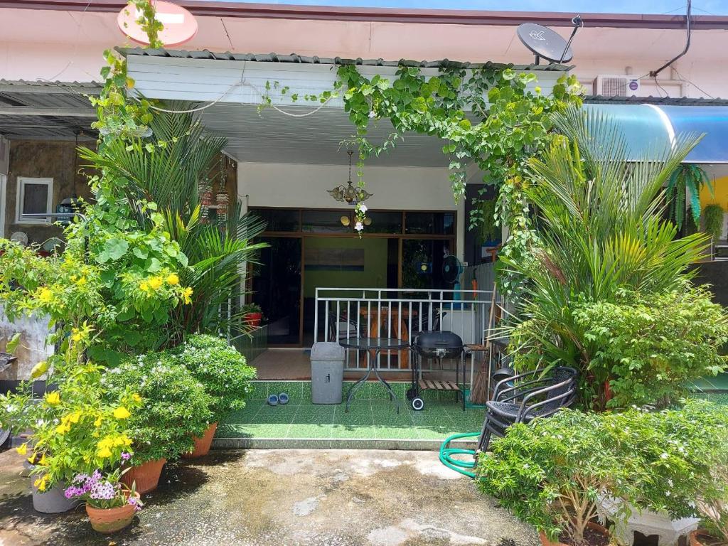 Baan AomSub