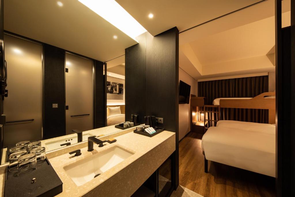 Трехместный (Superior Triple Room with Three Single Beds), Mercure Ambassador Seoul Hongdae