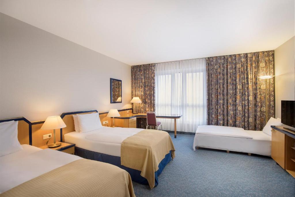Трехместный (Трехместный номер с основными удобствами), Holiday Inn Hamburg