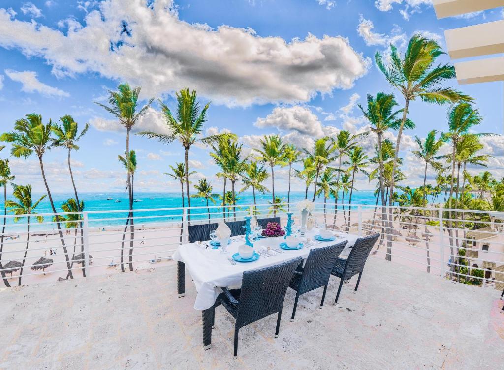 Incredible 4BR Beachfront Penthouse with Ocean View photo 3