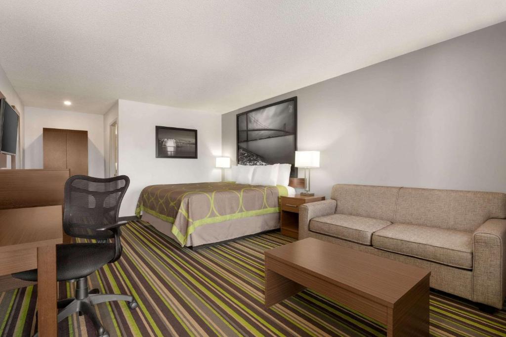 Super 8 by Wyndham Windsor/Dougall photo 4