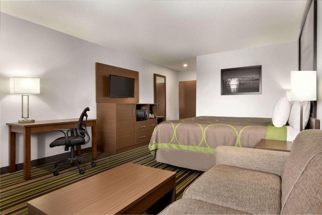 Super 8 by Wyndham Windsor/Dougall photo 3
