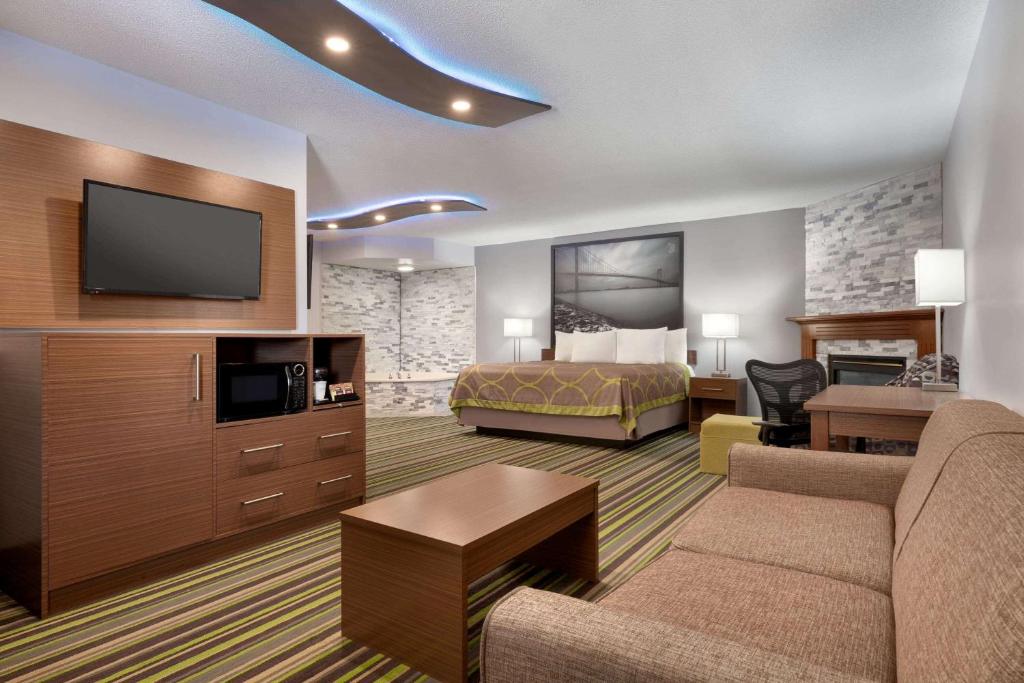 Super 8 by Wyndham Windsor/Dougall photo 2