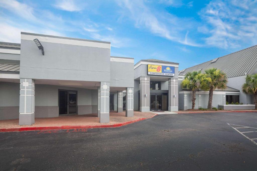 Super 8 by Wyndham Mobile I-65 image