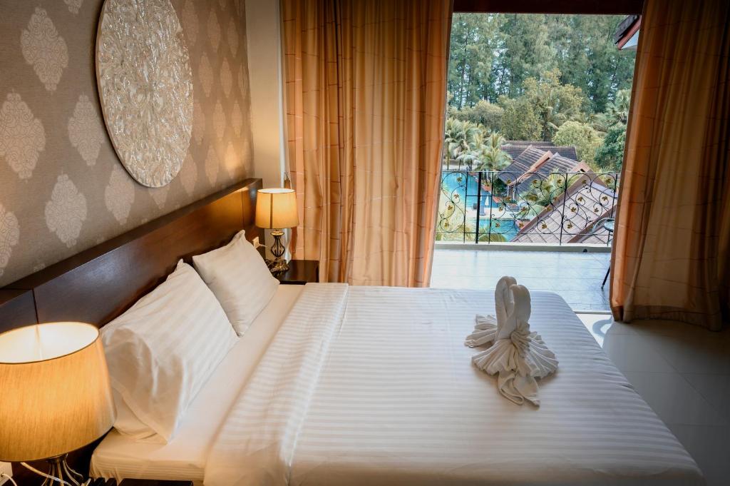 Двухместный (Номер Делюкс с видом на бассейн), L'esprit De Naiyang Beach Resort