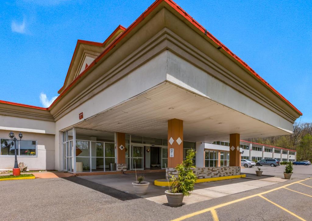 Red Carpet Inn Hazleton image