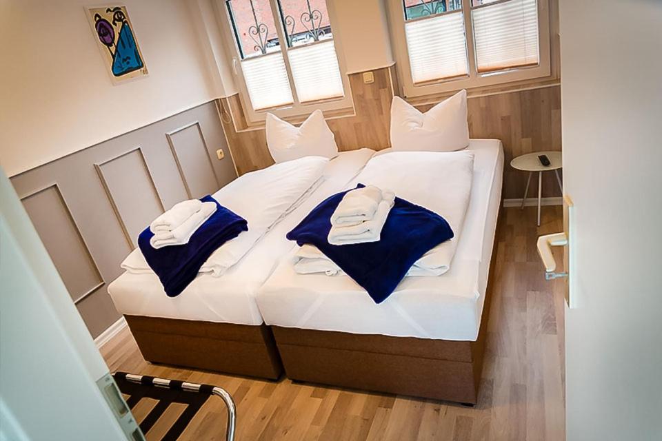 H&H Apartments im Herzen der Stadt geräumig ruhig zentral mit Küche und Esstisch photo 2