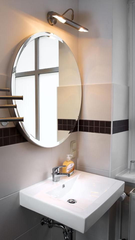 H&H Apartments im Herzen der Stadt geräumig ruhig zentral mit Küche und Esstisch photo 3