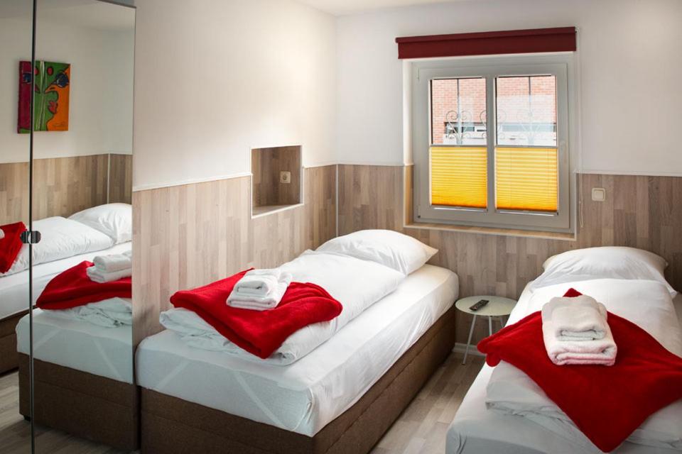 H&H Apartments im Herzen der Stadt geräumig ruhig zentral mit Küche und Esstisch photo 4