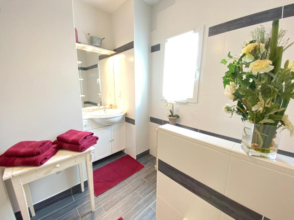 Chambre avec sa salle de bain privée attenante et wc privé photo 3