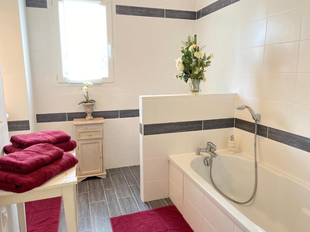Chambre avec sa salle de bain privée attenante et wc privé photo 2