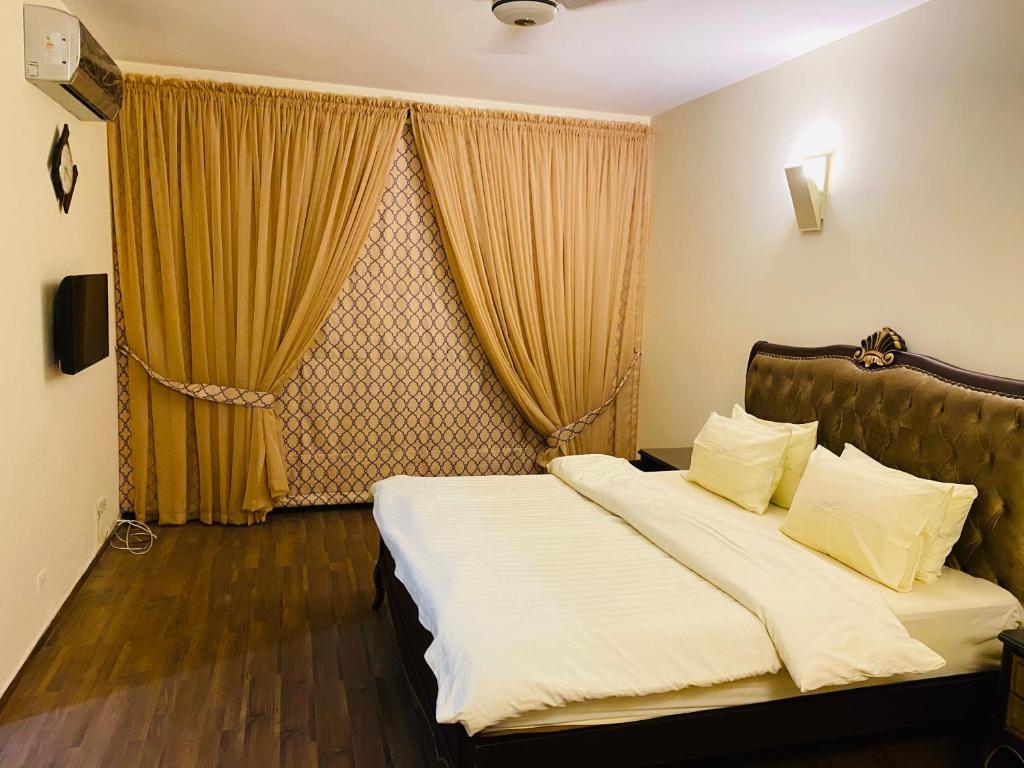 Royal Two Bed Luxury Apartment Gulberg photo 2