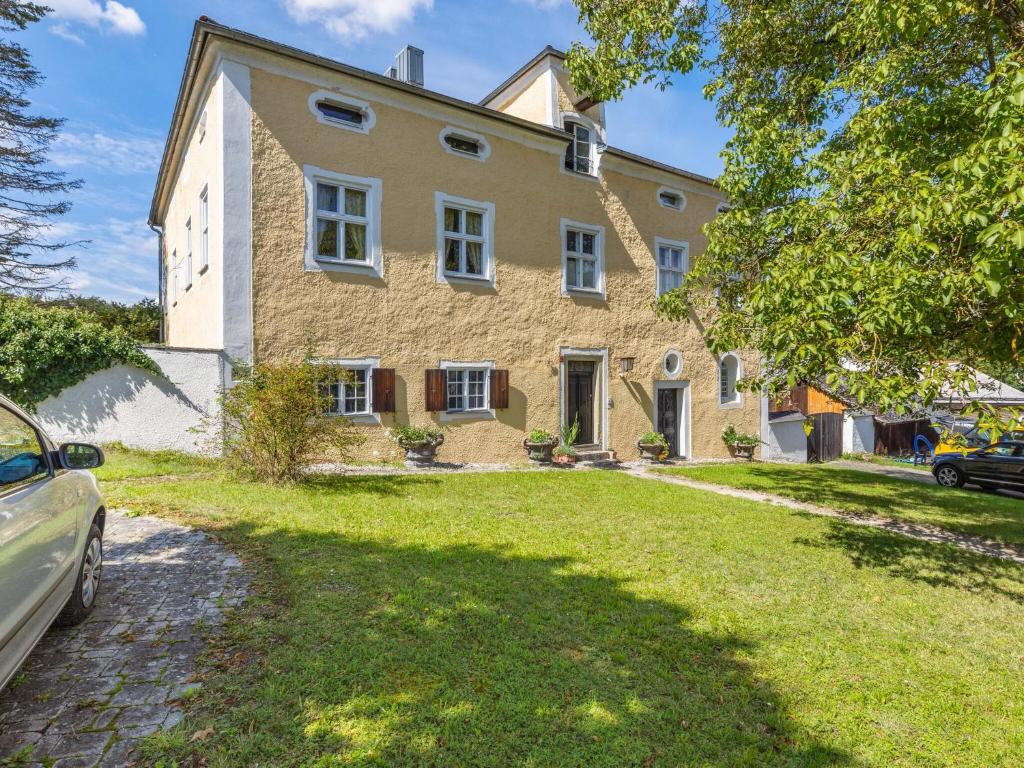 Lavish Castle in Riedenburg with Garden near Lake photo 2