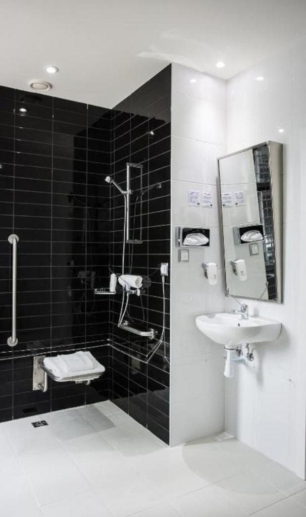 Holiday Inn Express Lisbon, Av. Liberdade - Tap to explore photos