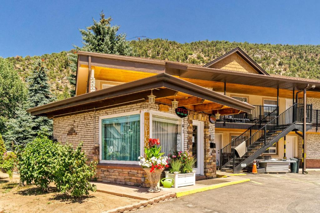 Glenwood Springs Inn photo 1