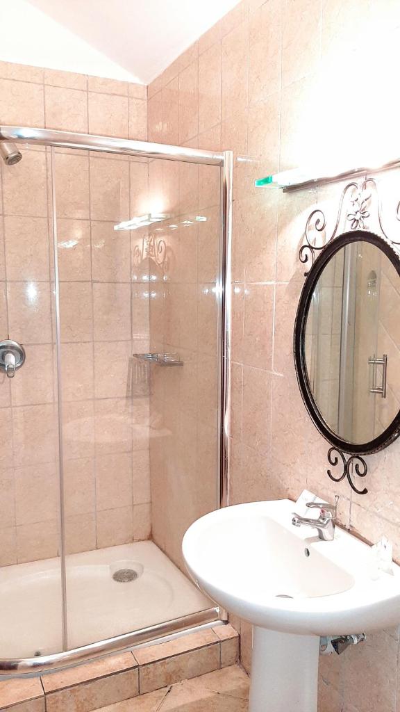 Kwezi Cottage at The Great Rift Valley Lodge & Golf Resort Naivasha photo 3