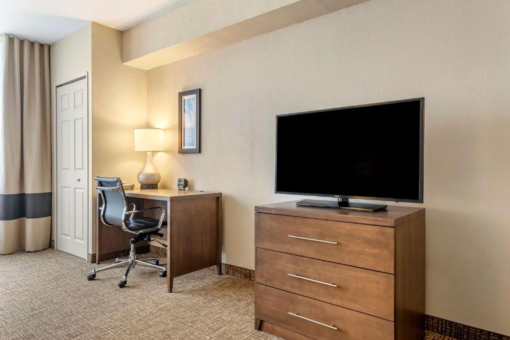 Сьюит (Люкс с кроватью размера «queen-size»), Comfort Suites Maingate East