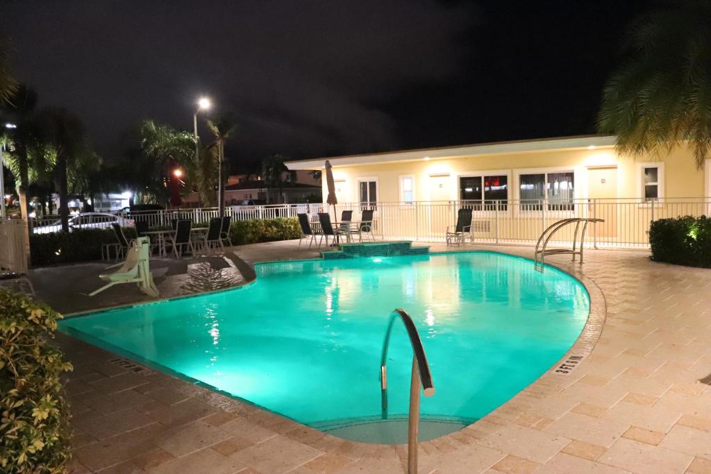 Curtis Inn & Suites photo 2