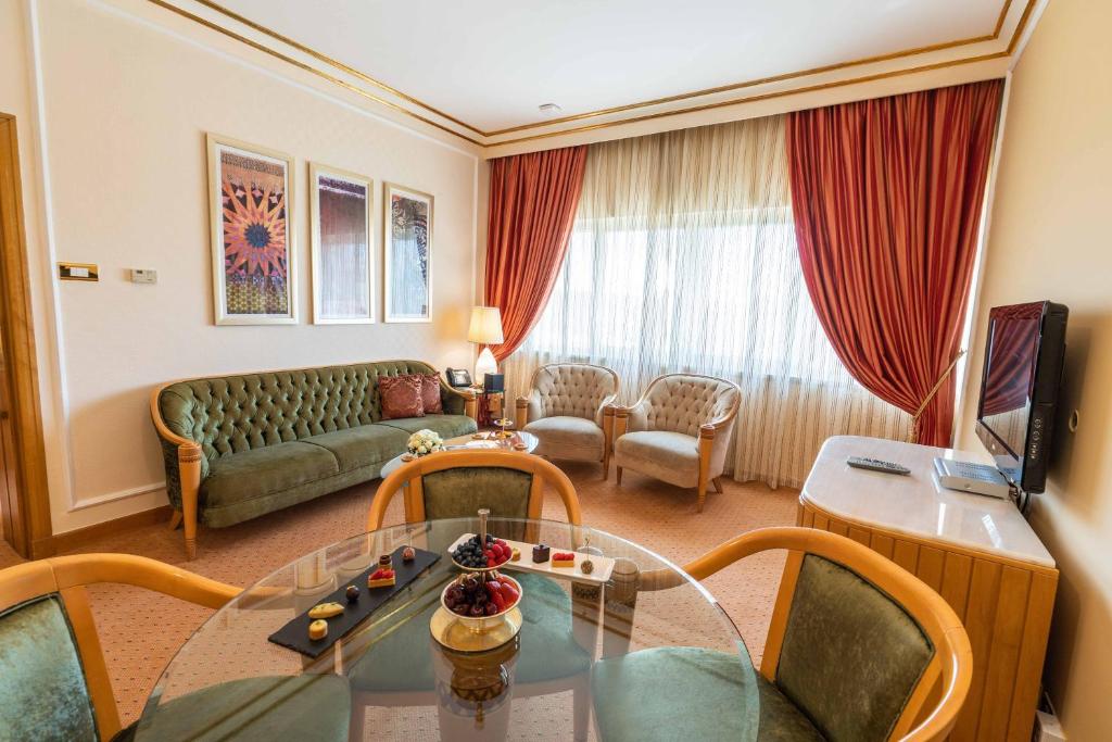 Сьюит (Представительский люкс), Отель Officers Club & Hotel