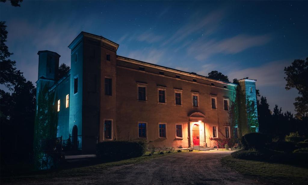 Zamek Dobroszyce photo 1